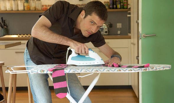 man-ironing-376334